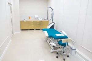 Sala de tratamiento de una clínica vacía por una cita no presentada
